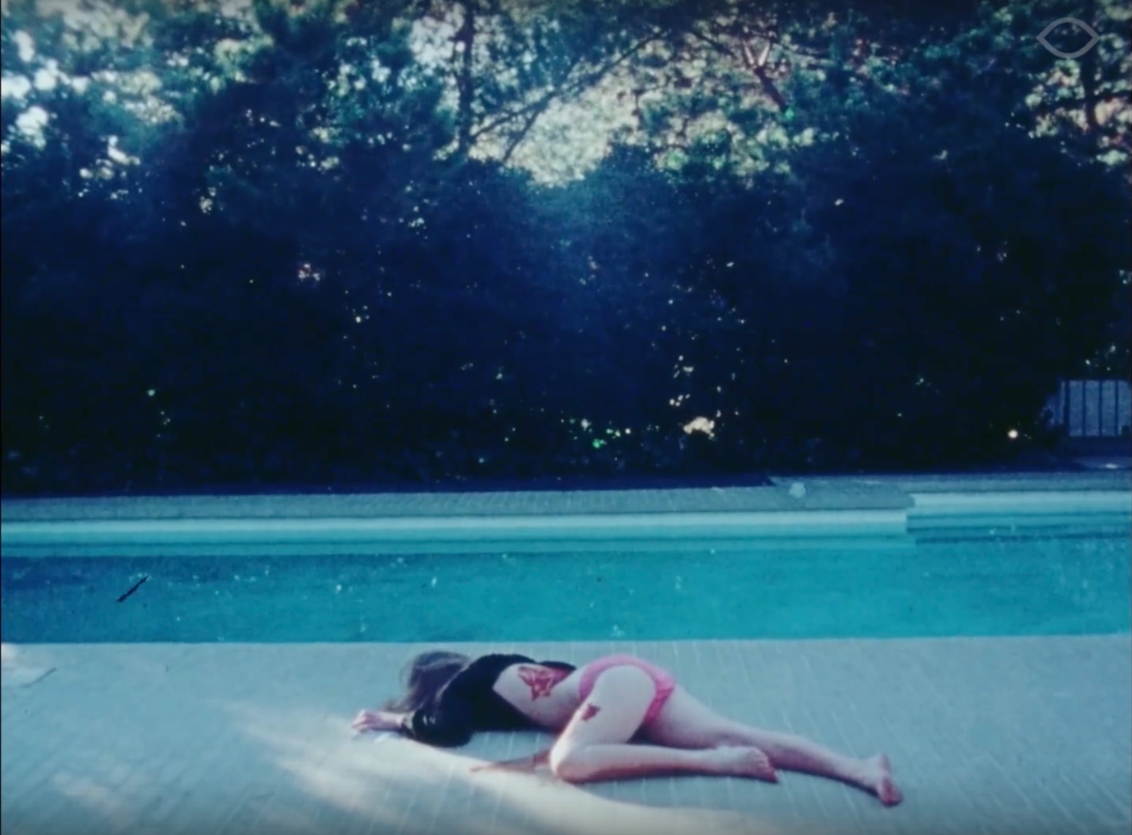 Angel City – Tote am Pool 1